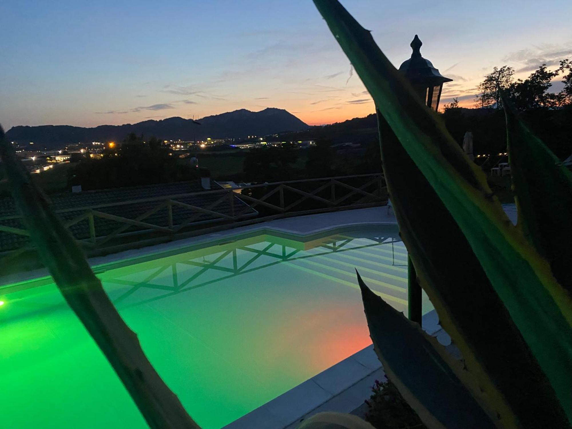 Villa Poggio Ulivo Pool-Apartments Rivoli Veronese 外观 照片